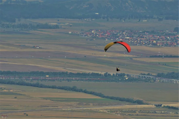 Una Vista Panorámica Parapente Que Eleva Alto Vasto Campo Agrícola — Foto de Stock