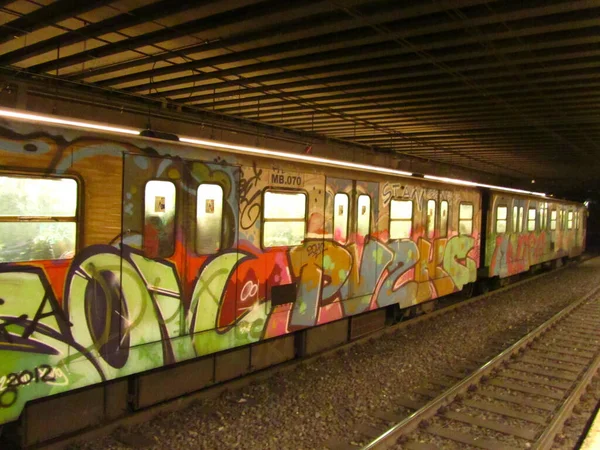 Řím Itálie 2014 Vlak Metra Pokrytý Barevnými Graffiti Stanici Metra — Stock fotografie
