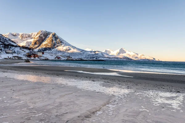 挪威特罗姆瑟的北极山脉和峡湾的壮观景象 — 图库照片