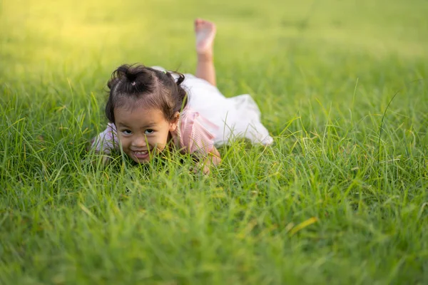 Uma Linda Criança Asiática Brincando Grama — Fotografia de Stock