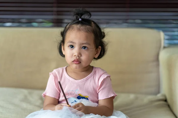 Uma Foto Close Uma Menina Sudeste Asiático Usando Vestido Bonito — Fotografia de Stock