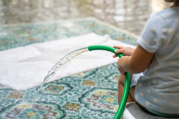 Bir Çocuğun Elinde Akan Suyla Bir Hortum Tuttuğu Yakın Plan — Stok fotoğraf