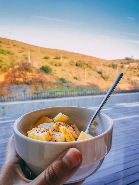 Tiro Vertical Uma Mão Segurando Uma Tigela Salada Frutas Com — Fotografia de Stock