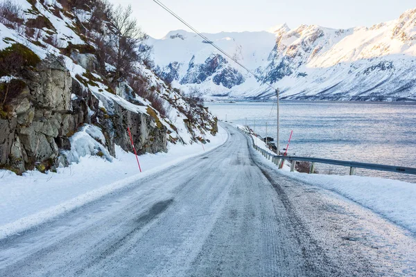 Uma Estrada Congelada Com Montanhas Árticas Fiorde Tromso Noruega — Fotografia de Stock