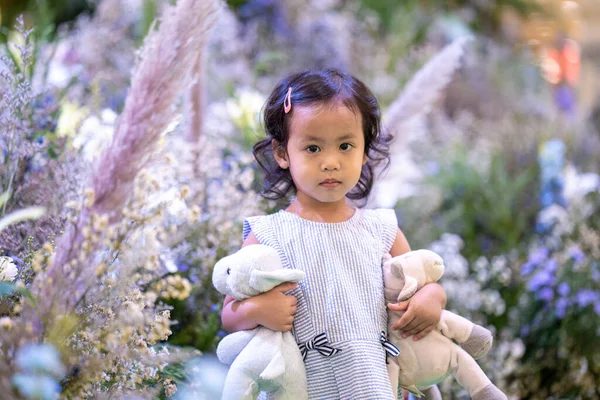 Uma Menina Bonita Com Brinquedos Pelúcia Posando Com Flores Bonitas — Fotografia de Stock