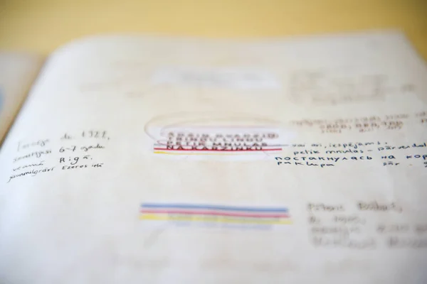 Gros Plan Des Pages Peintes Colorées Lumineuses Livre — Photo