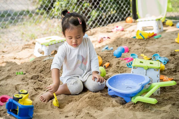 Милая Маленькая Девочка Юго Восточной Азии Играющая Песком Детской Площадке — стоковое фото