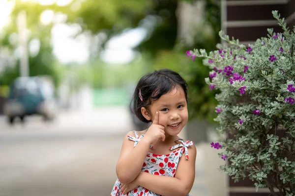 Foco Raso Sorriso Bonito Sudeste Asiático Menina Posando Mão Cruz — Fotografia de Stock