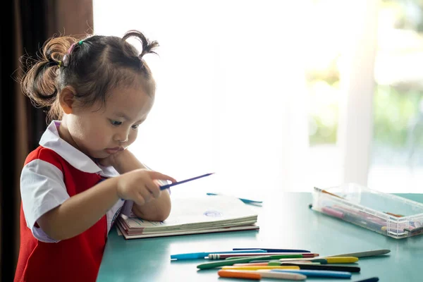 Κοντινό Πλάνο Μικρού Κοριτσιού Από Νοτιοανατολική Ασία Πολύχρωμα Στυλό — Φωτογραφία Αρχείου