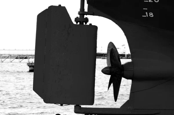 Een Grijswaarden Shot Van Een Schip Propeller — Stockfoto