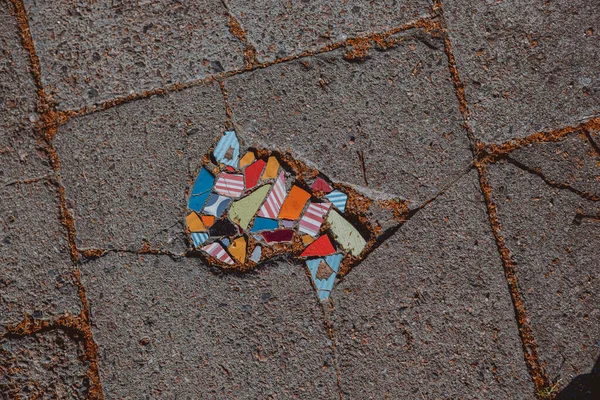 いくつかの作品から作られた歩道上のカラフルなセラミックモザイク — ストック写真