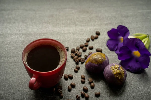 Duże Ujęcie Kąta Filiżanki Kawy Ziarnami Kawy Kwiatami Bokach — Zdjęcie stockowe