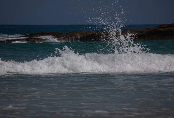 Krásný Výhled Drsné Mořské Vlny Nečistým Kopcem Pozadí Pod Modrým — Stock fotografie