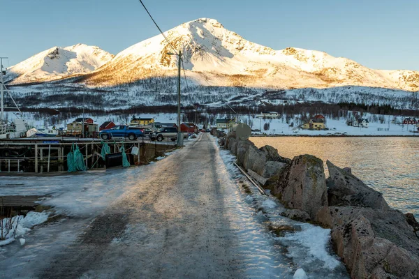 挪威特罗姆瑟一个有冰冻公路 北极山脉和峡湾的渔村 — 图库照片