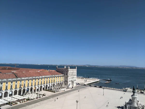 Площадь Комерсио Прака Побережье Ясным Голубым Небом Лиссабоне Португалия — стоковое фото