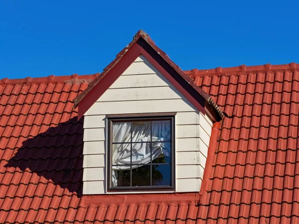 Beyaz Pencereli Kırmızı Beton Kiremitli Katlı Çatı Katı Manzarası — Stok fotoğraf