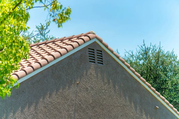 Det Kaklade Taket Ett Hus Och Gröna Lövträd Klarblå Himmel — Stockfoto