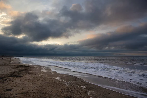 Piękna Sceneria Zachmurzonego Szarego Nieba Horyzoncie Nad Plażą Zachodzie Słońca — Zdjęcie stockowe