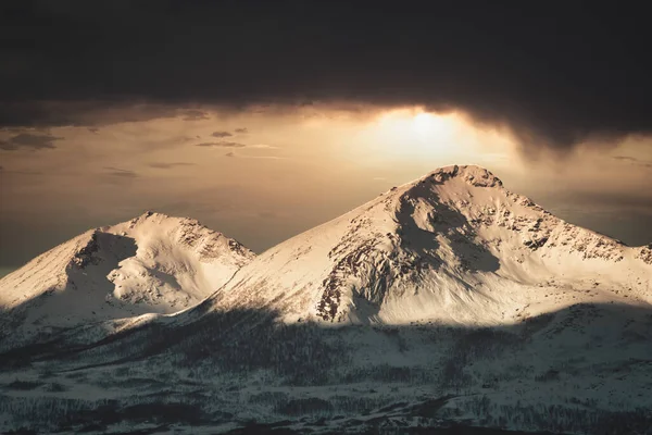 ノルウェーのトロムソにある雪に覆われた山々の魅惑的な景色 — ストック写真