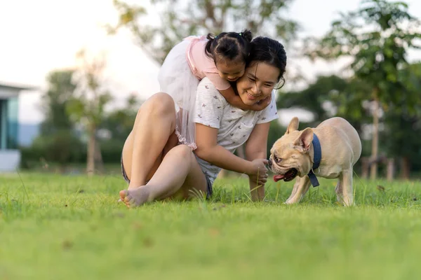 Een Jonge Zuidoost Aziatische Moeder Spelen Het Park Met Haar — Stockfoto