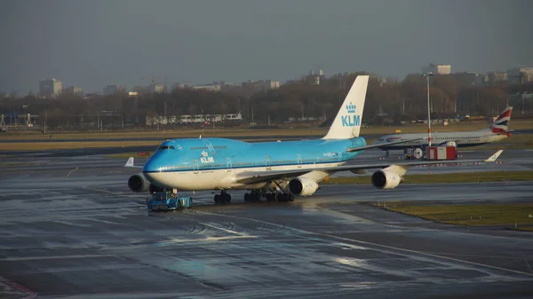 Schiphol Netherlands Jan 2012 Klm Plane Preparting Flight Amsterdam Airport — стокове фото