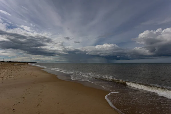 Hipnotyzujący Widok Zachmurzonego Szarego Nieba Nad Plażą Ebb Płyną Zachodzie — Zdjęcie stockowe