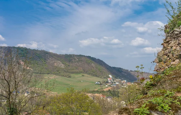 Nádherný Záběr Rozlehlých Kopců Malého Městečka Pod Jasnou Oblohou Porýní — Stock fotografie