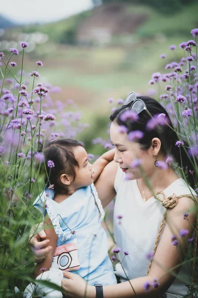 Een Ondiepe Focus Van Zuidoost Aziatische Moeder Dochter Een Weide — Stockfoto