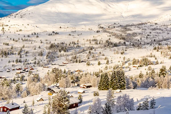 Uma Paisagem Pitoresca Inverno Com Casas Árvores Montanhas Stryn Noruega — Fotografia de Stock