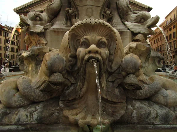 Рим Италия Марта 2014 Скульптура Водяной Струи Украшающая Фонтан Перед — стоковое фото