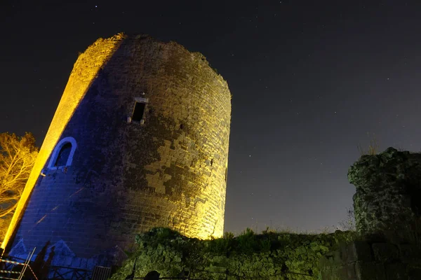 Nahaufnahme Eines Kleinen Mittelalterlichen Turms Während Der Nacht Vor Einem — Stockfoto