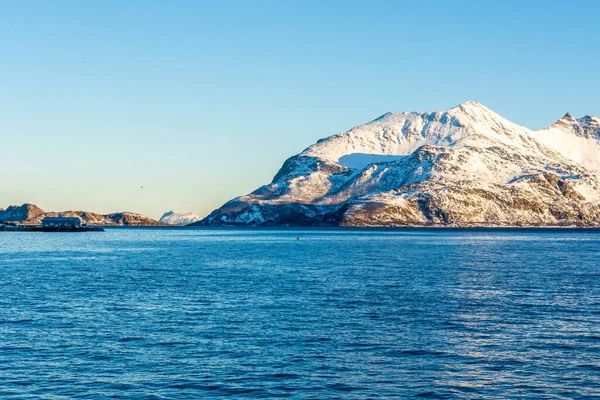 Uma Vista Deslumbrante Das Montanhas Árticas Fiorde Tromso Noruega — Fotografia de Stock