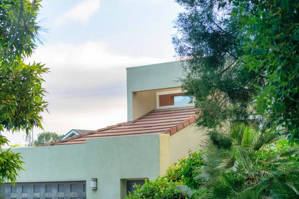 Exterior Una Casa Rodeada Árboles Bajo Cielo Nublado — Foto de Stock