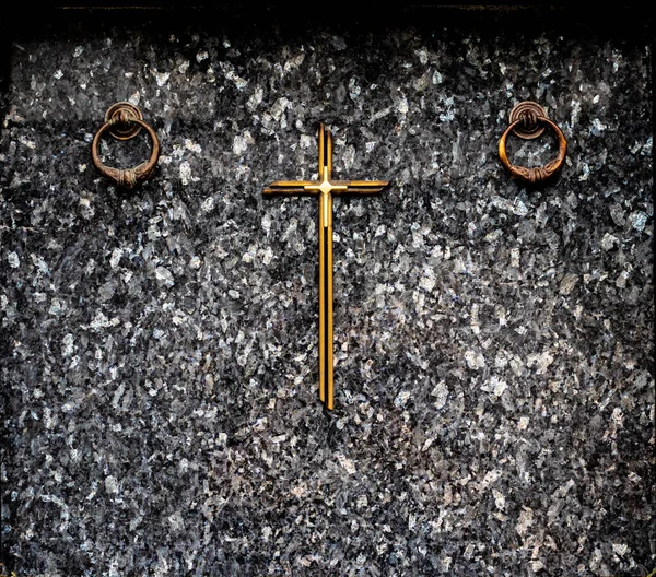 Plan Une Pierre Tombale Marbre Foncé Avec Une Croix Brillante — Photo