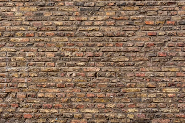 高齢者のGrungyレンガの壁 — ストック写真