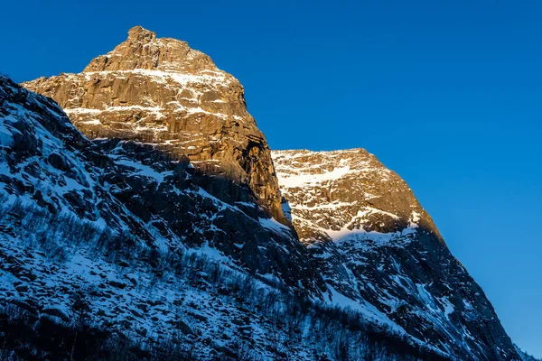 Ein Faszinierender Blick Auf Die Schneebedeckten Berge Tromso Norwegen — Stockfoto