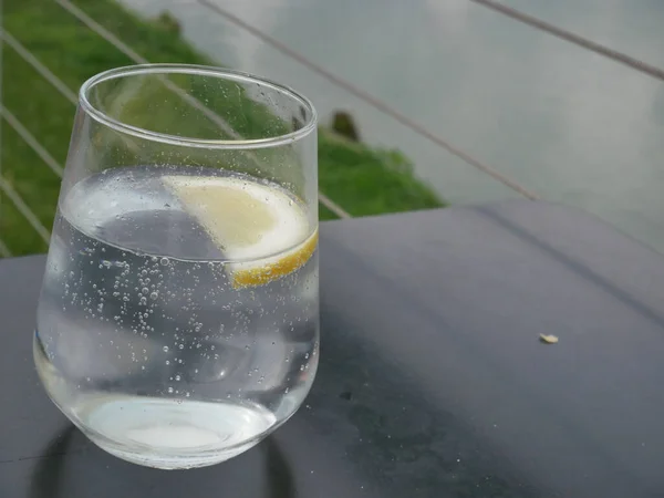 Ein Weicher Fokus Von Einem Glas Wodka Mit Einer Scheibe — Stockfoto