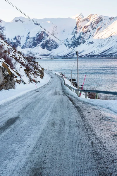 挪威特罗姆瑟的一条有北极山脉和峡湾的冰冻道路的垂直截图 — 图库照片