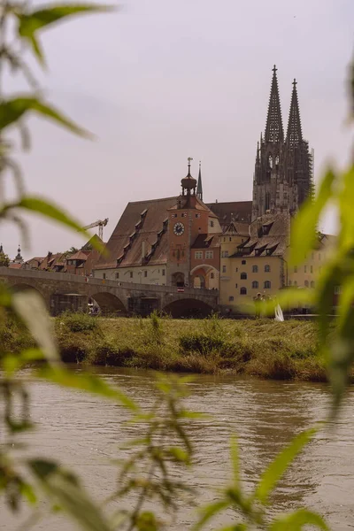 Berühmte Steinerne Brücke Und Donau Regensburg Mit Dem Dom Hintergrund — Stockfoto