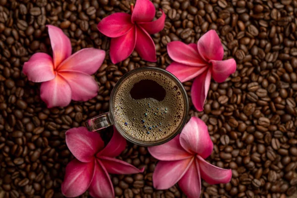 Top View Cup Coffee Surrounded Flowers Coffee Beans — Stock Photo, Image