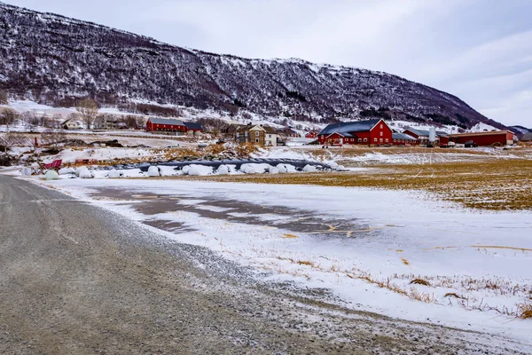 挪威雪山覆盖的农村房屋 — 图库照片