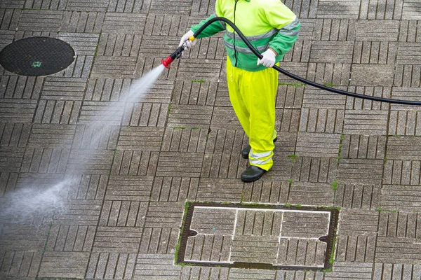 Arbeiter Mit Einem Schlauch Der Einen Bürgersteig Mit Wasser Säubert — Stockfoto