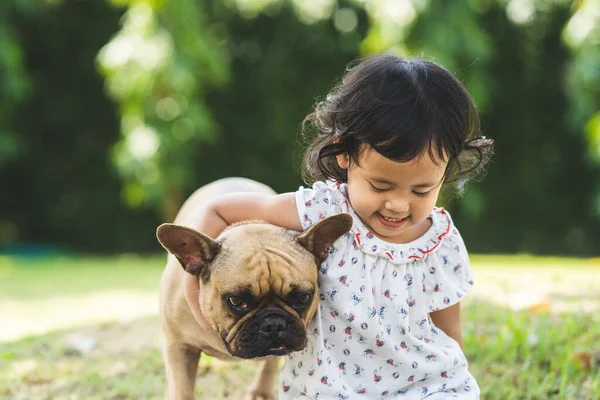 Een Schattig Aziatisch Vrouwelijk Kind Haar Huisdier Frans Bulldog — Stockfoto