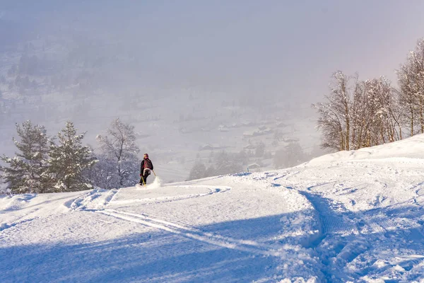 Una Chica Una Pista Montaña Stryn Noruega — Foto de Stock