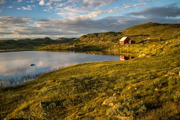 Uma Casa Perto Lago Montanha Noruega — Fotografia de Stock