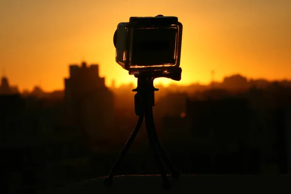 Tiro Close Uma Silhueta Tiroteio Câmera Durante Pôr Sol — Fotografia de Stock