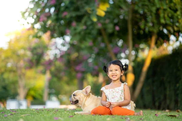 Een Schattig Aziatisch Klein Meisje Zitten Met Haar Hond Een — Stockfoto