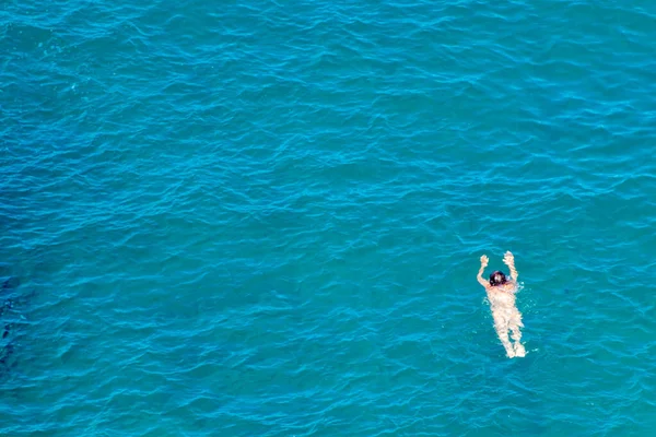 여름철에 바다에서 수영하는 사람을 — 스톡 사진