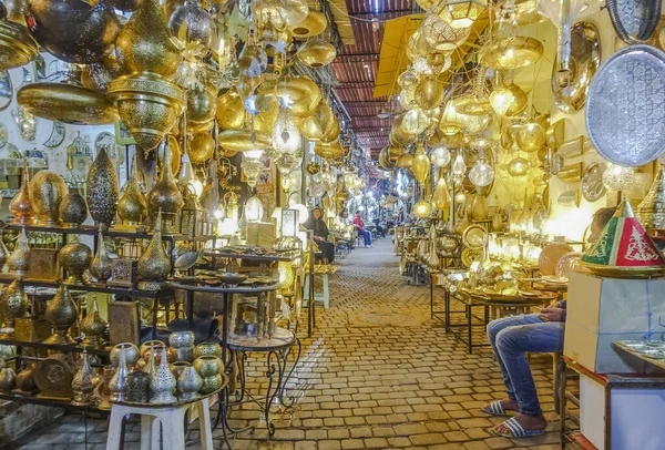 Marrakech Morocco Dezembro 2019 Lanternas Lâmpadas Fecham Bancas Trabalho Cobre — Fotografia de Stock