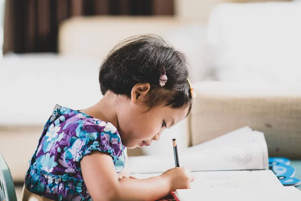 Een Zuidoost Aziatische Vrouw Kind Doet Huiswerk Studeerkamer — Stockfoto